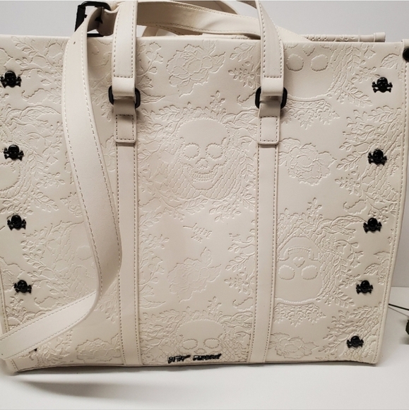 🔹️Betsey Johnson xomattie chalk embossed Skull  tote  removable Skull keychain - Picture 4 of 7